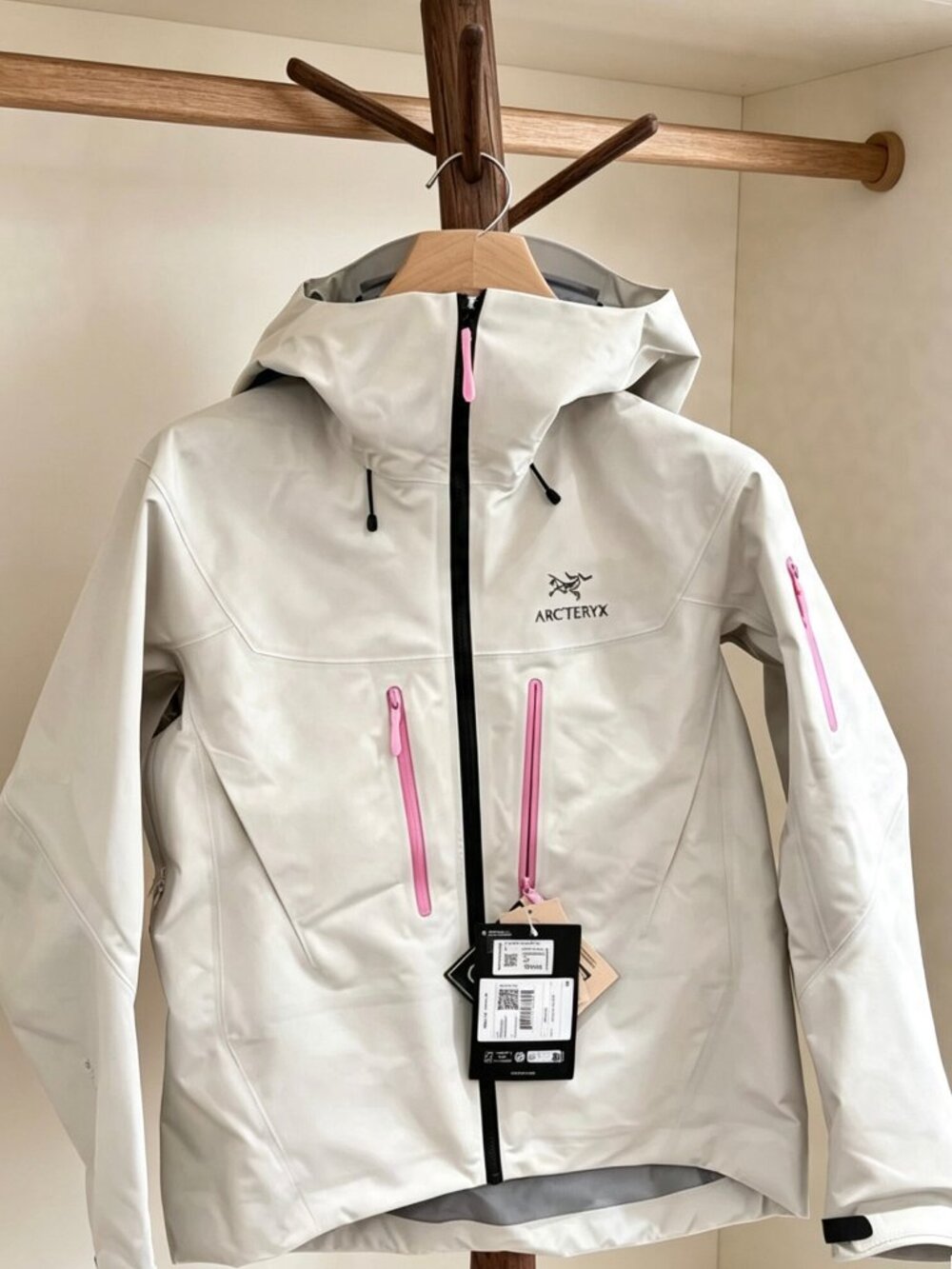 Arc'teryx Alpha SV Jacket – Hooded hardshell jacket